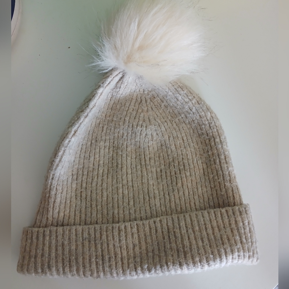 🤯 2/$15 Reitmans Beige Knit Hat with Pom Pom
